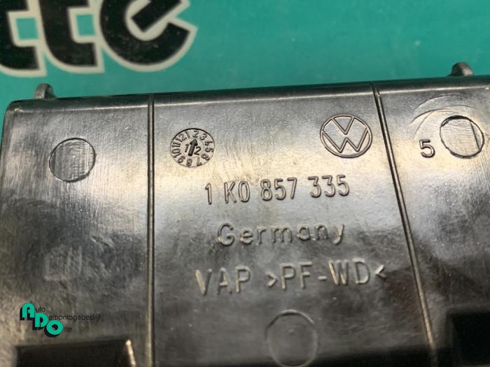 Cenicero delante de un Volkswagen Golf VI (5K1) 1.6 TDI 16V 2012