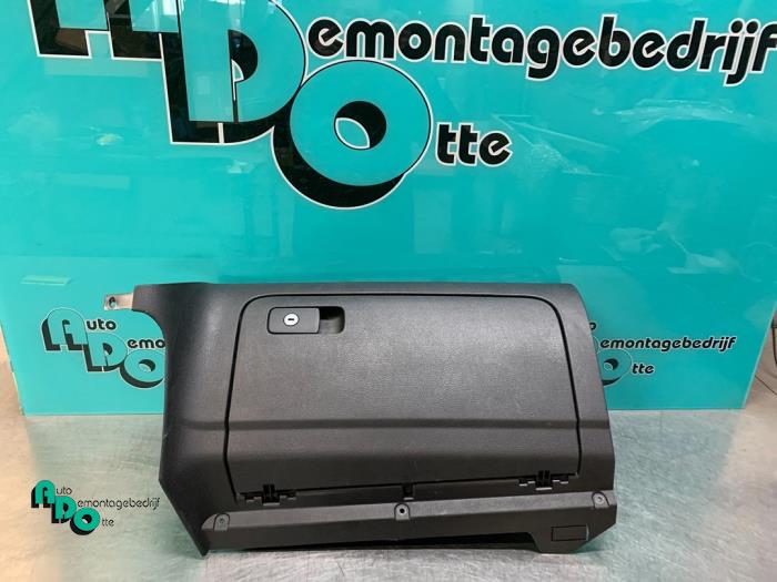 Begagnade Handskfack Volkswagen Golf VI (5K1) 1.6 TDI 16V Pris € 35,00 Marginaltabell erbjuds av Autodemontagebedrijf Otte