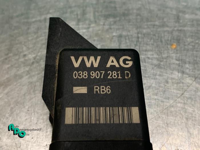 Glow plug relay from a Volkswagen Golf VI (5K1) 1.6 TDI 16V 2012