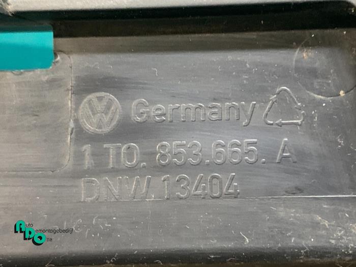 Rejilla de parachoques de un Volkswagen Caddy Combi III (2KB,2KJ) 1.6 2007