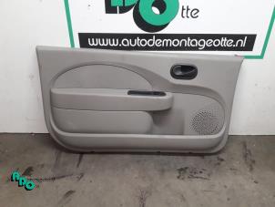 Używane Tapicerka drzwi lewych wersja 2-drzwiowa Renault Twingo II (CN) 1.2 Cena € 30,00 Procedura marży oferowane przez Autodemontagebedrijf Otte