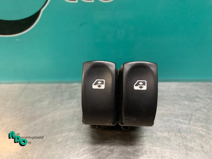 Usados Interruptor de ventanilla eléctrica Renault Twingo II (CN) 1.2 Precio € 10,00 Norma de margen ofrecido por Autodemontagebedrijf Otte