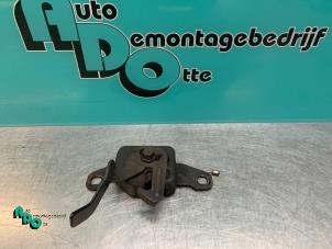 Used Bonnet lock mechanism Renault Twingo II (CN) 1.2 Price € 20,00 Margin scheme offered by Autodemontagebedrijf Otte
