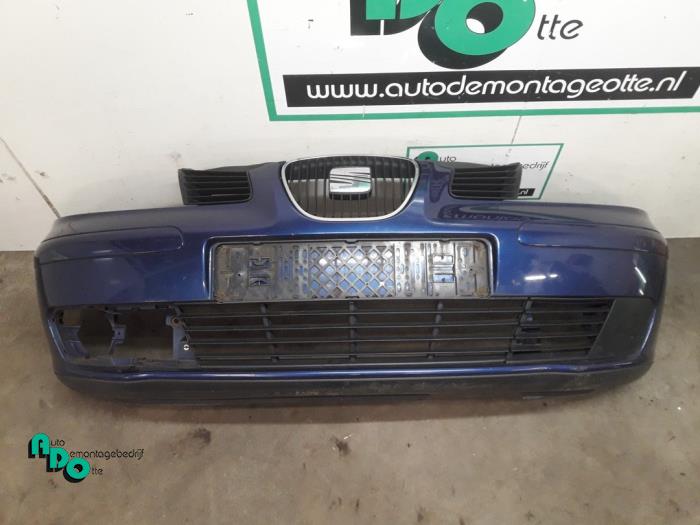 Front bumper from a Seat Ibiza III (6L1) 1.4 16V 75 2005