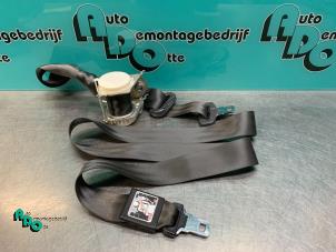 Used Rear seatbelt, centre Renault Clio III (BR/CR) 1.2 16V TCe 100 Price € 20,00 Margin scheme offered by Autodemontagebedrijf Otte