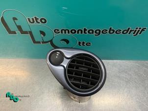 Used Dashboard vent Renault Clio III (BR/CR) 1.2 16V TCe 100 Price € 10,00 Margin scheme offered by Autodemontagebedrijf Otte