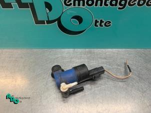 Used Windscreen washer pump Renault Clio III (BR/CR) 1.2 16V TCe 100 Price € 10,00 Margin scheme offered by Autodemontagebedrijf Otte