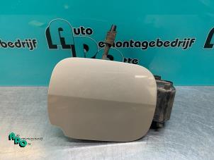 Used Tank cap cover Renault Clio III (BR/CR) 1.2 16V TCe 100 Price € 10,00 Margin scheme offered by Autodemontagebedrijf Otte