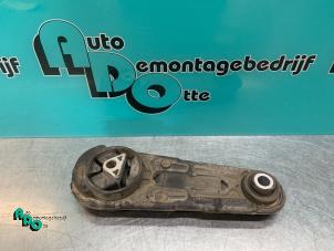 Used Gearbox mount Renault Clio III (BR/CR) 1.2 16V TCe 100 Price € 15,00 Margin scheme offered by Autodemontagebedrijf Otte