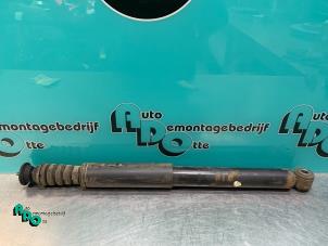 Used Rear shock absorber, left Renault Clio III (BR/CR) 1.2 16V TCe 100 Price € 15,00 Margin scheme offered by Autodemontagebedrijf Otte