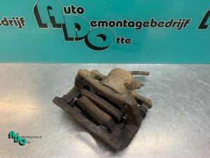 Used Front brake calliper, right Renault Clio III (BR/CR) 1.2 16V TCe 100 Price € 20,00 Margin scheme offered by Autodemontagebedrijf Otte