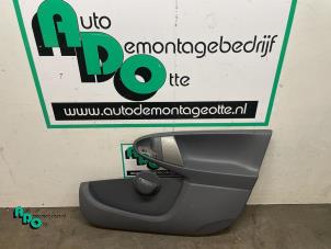 Używane Tapicerka drzwi prawych przednich wersja 4-drzwiowa Peugeot 107 1.0 12V Cena € 20,00 Procedura marży oferowane przez Autodemontagebedrijf Otte