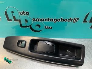 Używane Uchwyt drzwi prawych wersja 2-drzwiowa Fiat Doblo Cargo (263) 1.6 D Multijet Cena € 15,00 Procedura marży oferowane przez Autodemontagebedrijf Otte