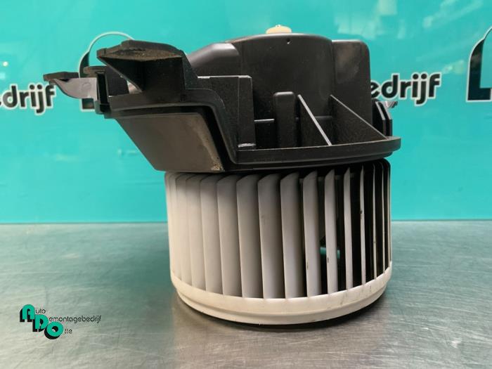 Heating and ventilation fan motor from a Fiat Doblo Cargo (263) 1.6 D Multijet 2014