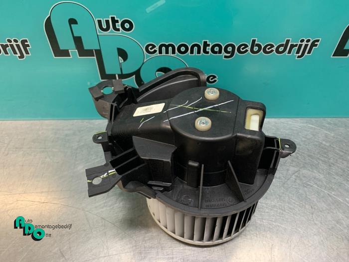 Heating and ventilation fan motor from a Fiat Doblo Cargo (263) 1.6 D Multijet 2014