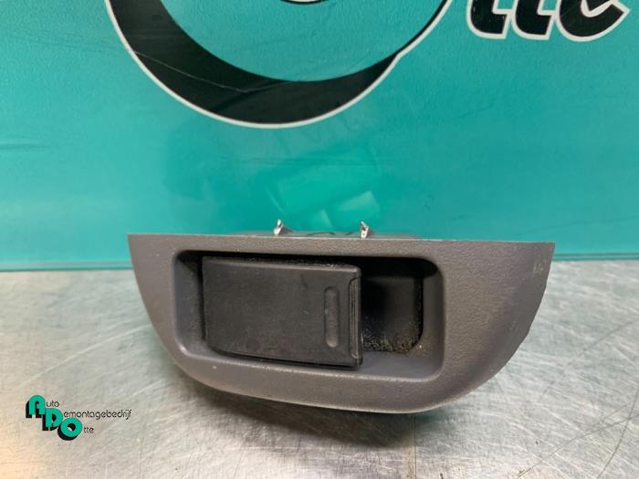 Usados Interruptor de ventanilla eléctrica Peugeot 107 1.0 12V Precio € 10,00 Norma de margen ofrecido por Autodemontagebedrijf Otte