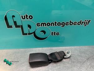 Gebrauchte Sicherheitsgurt Schließe links hinten Peugeot 107 1.0 12V Preis € 10,00 Margenregelung angeboten von Autodemontagebedrijf Otte
