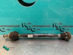 Usagé Arbre de transmission avant droit Volkswagen Polo IV (9N1/2/3) 1.4 16V Prix € 25,00 Règlement à la marge proposé par Autodemontagebedrijf Otte