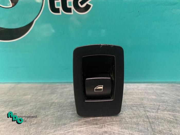 Usados Interruptor de ventanilla eléctrica BMW 3 serie (E90) 318i 16V Precio € 10,00 Norma de margen ofrecido por Autodemontagebedrijf Otte