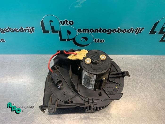 Heating and ventilation fan motor from a Peugeot Expert (G9) 1.6 HDi 90 2012