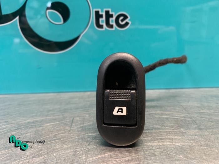 Usados Interruptor de ventanilla eléctrica Citroen C2 (JM) 1.4 Precio € 10,00 Norma de margen ofrecido por Autodemontagebedrijf Otte