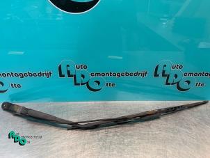 Used Front wiper arm Opel Movano (4A1; 4A2; 4B2; 4B3; 4C2; 4C3) 1.9 CDTI Price € 15,00 Margin scheme offered by Autodemontagebedrijf Otte