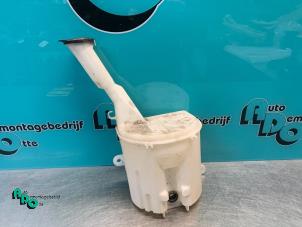 Usagé Réservoir lave-glace avant Toyota Yaris Verso (P2) 1.3 16V Prix € 20,00 Règlement à la marge proposé par Autodemontagebedrijf Otte