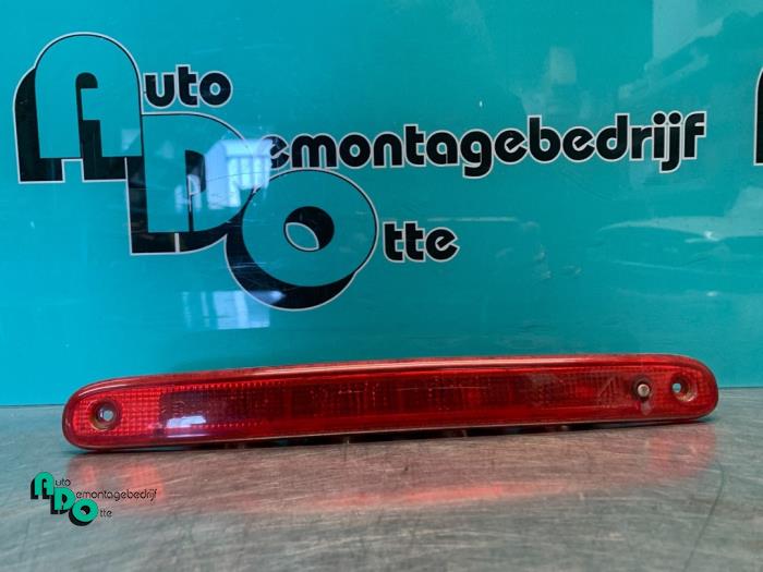 Begagnade Tredje bromsljus Peugeot 107 1.0 12V Pris € 10,00 Marginaltabell erbjuds av Autodemontagebedrijf Otte