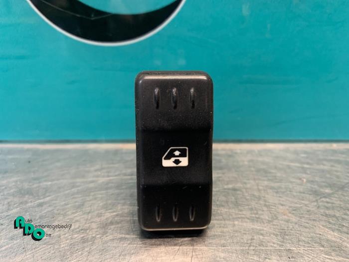 Usados Interruptor de ventanilla eléctrica Dacia Logan MCV I (KS) 1.5 dCi Precio € 10,00 Norma de margen ofrecido por Autodemontagebedrijf Otte