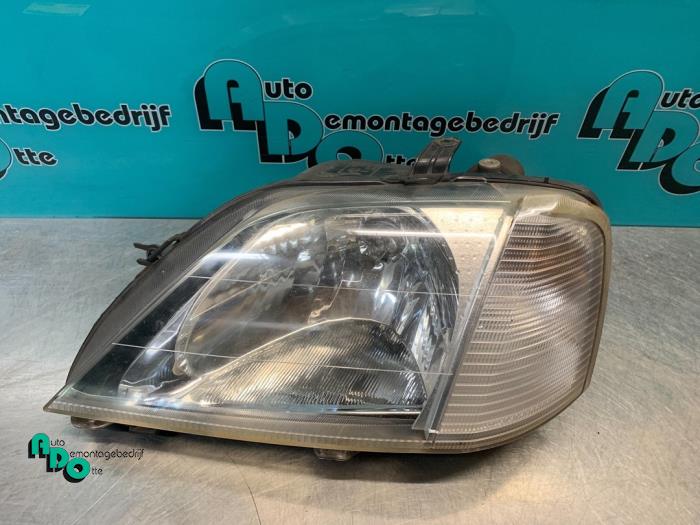 Używane Reflektor lewy Dacia Logan MCV I (KS) 1.5 dCi Cena € 30,00 Procedura marży oferowane przez Autodemontagebedrijf Otte