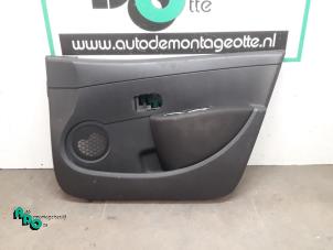 Używane Tapicerka drzwi prawych przednich wersja 4-drzwiowa Renault Clio III Estate/Grandtour (KR) 1.2 16V 75 Cena € 40,00 Procedura marży oferowane przez Autodemontagebedrijf Otte