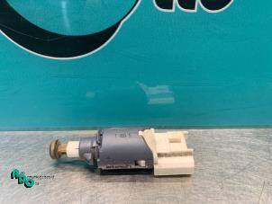 Used Brake light switch Renault Kangoo Express (FW) 1.5 dCi 75 Price € 10,00 Margin scheme offered by Autodemontagebedrijf Otte