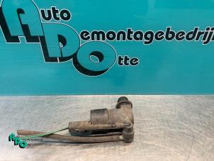 Used Windscreen washer pump Renault Kangoo Express (FW) 1.5 dCi 75 Price € 10,00 Margin scheme offered by Autodemontagebedrijf Otte