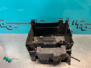 Used Battery box Renault Clio III Estate/Grandtour (KR) 1.2 16V 75 Price € 25,00 Margin scheme offered by Autodemontagebedrijf Otte