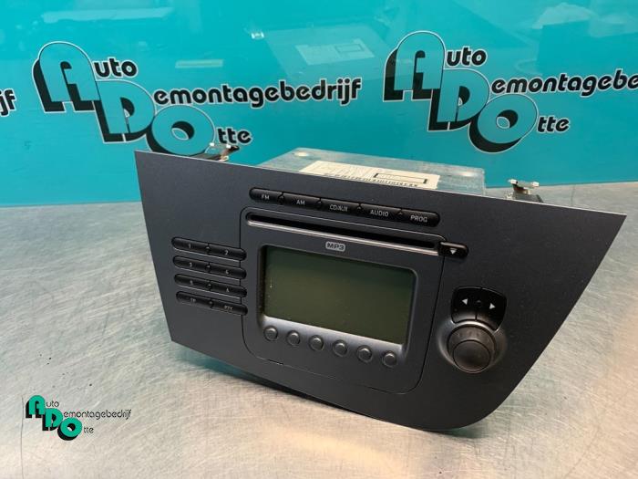 Radio CD player from a Seat Leon (1P1) 1.8 TSI 16V 2008