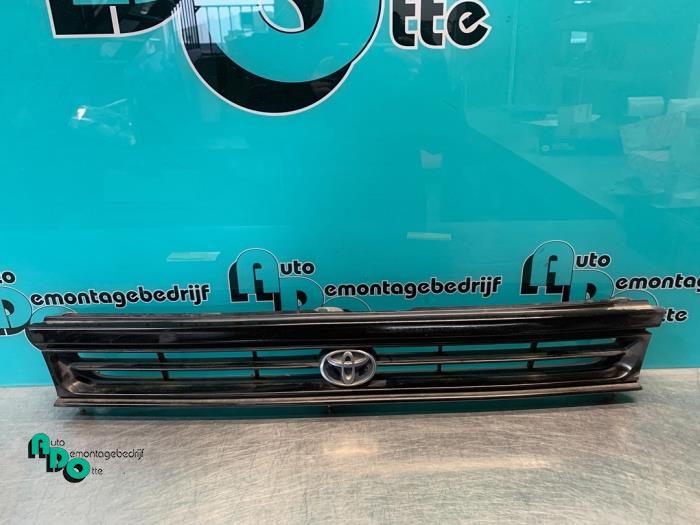 Używane Grill Toyota Starlet (EP8/NP8) 1.3 Friend,XLi 12V Cena € 20,00 Procedura marży oferowane przez Autodemontagebedrijf Otte