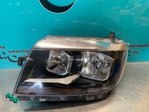 Used Headlight, left Volkswagen Crafter (SY) 2.0 TDI Price € 125,00 Margin scheme offered by Autodemontagebedrijf Otte