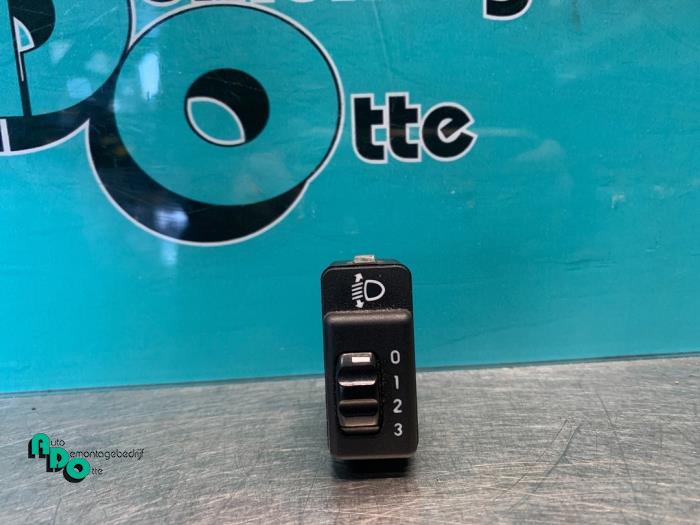 Używane Przelacznik reflektora LHV Opel Agila (A) 1.0 12V Twin Port Cena € 10,00 Procedura marży oferowane przez Autodemontagebedrijf Otte