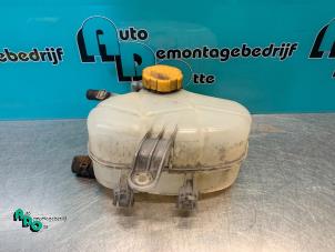 Usados Vaso de expansión Opel Corsa D 1.3 CDTi 16V Ecotec Precio € 15,00 Norma de margen ofrecido por Autodemontagebedrijf Otte