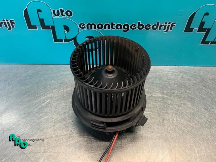 Heating and ventilation fan motor from a Peugeot 207/207+ (WA/WC/WM) 1.6 16V GT THP 2007