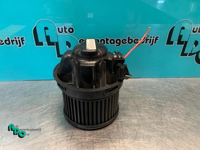 Heating and ventilation fan motor from a Peugeot 207/207+ (WA/WC/WM) 1.6 16V GT THP 2007