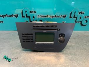 Used Radio CD player Seat Leon (1P1) 2.0 TDI 16V FR Price € 40,00 Margin scheme offered by Autodemontagebedrijf Otte