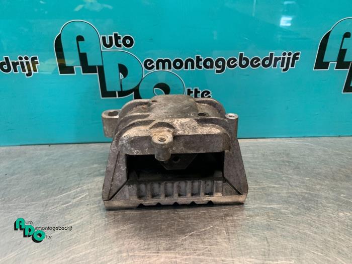 Engine mount from a Seat Leon (1P1) 2.0 TDI 16V FR 2007