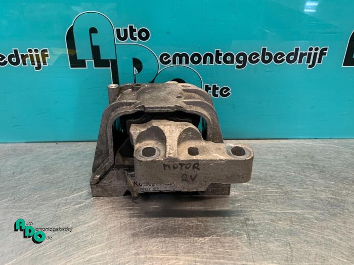 Engine mount from a Seat Leon (1P1) 2.0 TDI 16V FR 2007