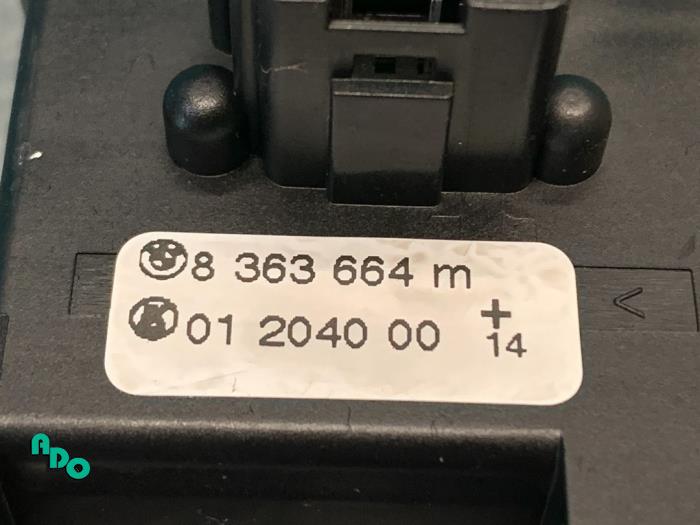 Interruptor de limpiaparabrisas de un BMW 3 serie (E46/2) 318 Ci 16V 2004