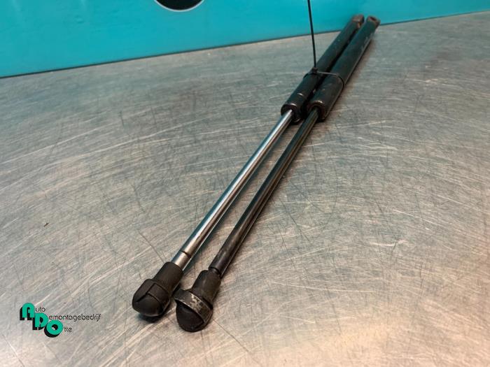 Set of tailgate gas struts from a Fiat Grande Punto (199) 1.4 Natural Power 2009