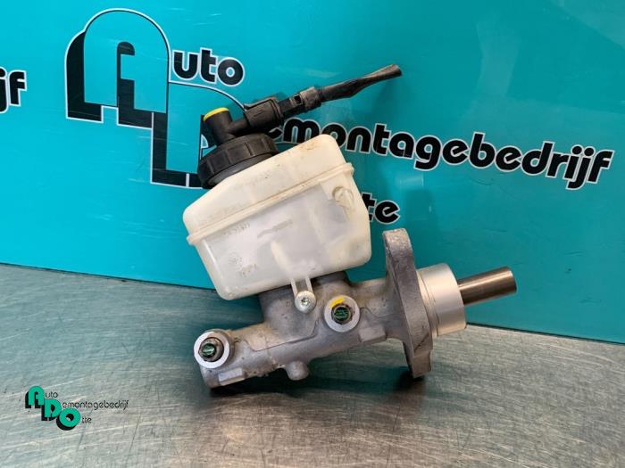 Used Master cylinder Dacia Sandero I (BS) 1.2 16V Price € 20,00 Margin scheme offered by Autodemontagebedrijf Otte