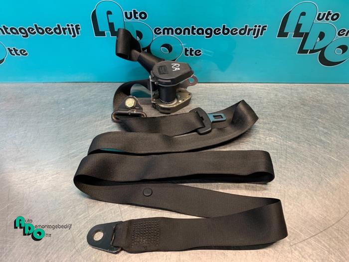 Rear seatbelt, right from a Mercedes-Benz Vito (638.0) 2.3 110D 1997