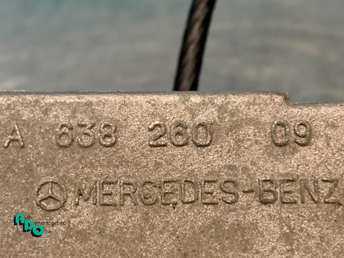 Levier de sélection automatique d'un Mercedes-Benz Vito (638.0) 2.3 110D 1997