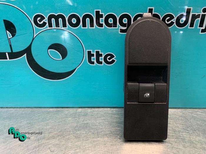 Usados Interruptor de ventanilla eléctrica Opel Astra H (L48) 1.7 CDTi 16V Precio € 10,00 Norma de margen ofrecido por Autodemontagebedrijf Otte